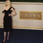 Premiere der finalen "The Crown"-Staffel: Elizabeth Debicki präsentiert Diana-Look