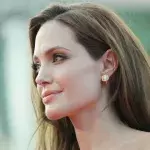 So sieht Angelina Jolie als Opernsängerin Maria Callas aus