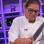 Die Zuschauer trauen ihren Augen nicht, als sie ein Messer nimmt und ganz skrupellos losschneidet!