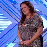 Alle finden sie schüchtern, doch als sie beginnt zu singen, klappt allen die Kinnlade herunter!