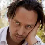Tom Schilling: In dieser ungewöhnlichen Netflix-Serie mordet er in der Hauptrolle