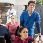 Die jungen Ärzte unterstützen ihre neue Kollegin Eva Ludwig aus der Ferne. V.l.n.r. Dr. Elias Bähr (Stefan Ruppe), Dr. Niklas Ahrend (Roy Peter Link), Julia Berger (Mirka Pigulla), Vivienne Kling (Jane Chirwa), Ben Ahlbeck (Philipp Danne).