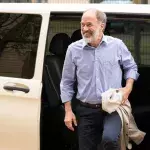 Dr. Achim Kreutzer (Holger Daemgen) freut sich sehr, seine Freunde und Kollegen der Sachsenklinik wiederzusehen.