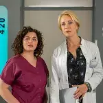 Dr. Angelika Rüdiger (Annika Ernst, r.) steht Lilli (Ronja Forcher, l.) an ihrem ersten Praktikumstag fachlich zur Seite.