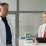 Dr. Roland Heilmann (Thomas Rühmann) hat einen Rollstuhl für eine Patientin besorgt, die an einer spastischen Störung des Nerven- und Muskelsystems leidet, die mit erheblichen Einschränkungen einhergeht. Dr. Kathrin Globisch (Andrea Kathrin Loewig) macht mit einer alternativen Behandlung enorme Fortschritte bei dem jungen Mädchen, gibt aber zu bedenken, dass sich ihre Eltern uneins sind, was den Rollstuhl betrifft.