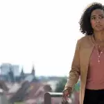 Emma (Elisa Agbaglah) ist aufgeregt. Ihr steht ein bedeutendes Treffen bevor.