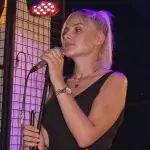 Estefanias Auftritt in Alis Bar