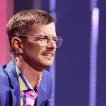 Joko mit verzerrtem Gesicht.