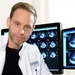  Julian Weigend als Dr. Kai Hoffmann Zu sehen ist der Österreicher seit Folge 801 "Wieder auf Anfang" als neuer Chefarzt der Serie. Julian Weigend als Dr. K. Hofmann