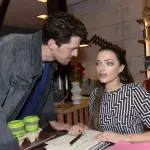 Sascha (Daniel Noah) ist sich sicher, dass Emily (Anne Menden) Gefühle für ihn hat. 