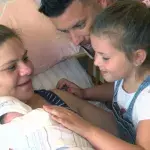 Sylvana und Baby Anastasia erholen sich von der Geburt.
