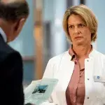Wolfgang Berger (Horst Günter Marx, l.) trifft auf Dr. Franziska Ruhland (Gunda Ebert, r.). Ein merkwürdiger Zwischenfall beschäftigt ihn.