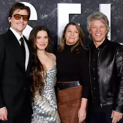 Millie Bobby Brown mit Verlobtem und Jon Bon Jovi auf rotem Teppich
