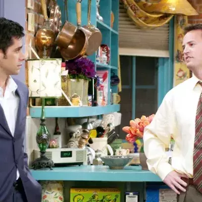 Trauer um Matthew Perry: John Stamos teilt bewegende Anekdote vom "Friends"-Set