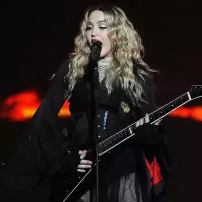 Madonna kippt bei einem Konzert vom Stuhl - und singt weiter