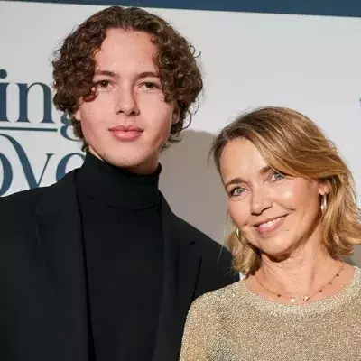 Premierenfeier in Berlin: Tina Ruland hat eine besondere Begleitung dabei