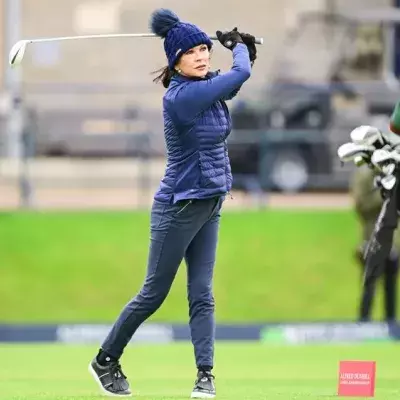 Was macht Catherine Zeta-Jones mit Bommelmütze auf dem Golfplatz?