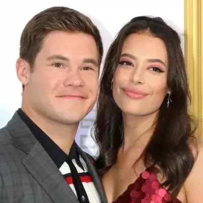 Süße Babybauch-Fotos: Adam DeVine und Chloe Bridges werden Eltern