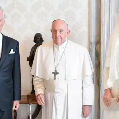 Ganz in Weiß gekleidet: Belgiens Königin Mathilde zu Besuch beim Papst