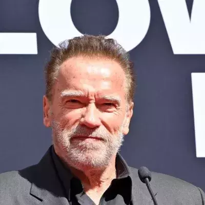 Nach OP am Ellenbogen: Arnold Schwarzenegger mit Gips gesichtet