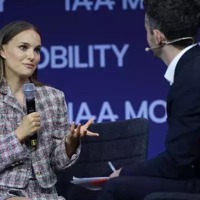 Natalie Portman ohne Ehering zu Besuch bei der IAA in München