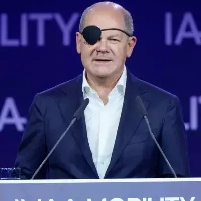 Mit Augenklappe bei der IAA: Alle Blicke auf Olaf Scholz gerichtet