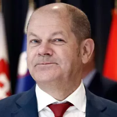 Nach Sportunfall: Olaf Scholz mit Augenklappe und Sinn für Humor