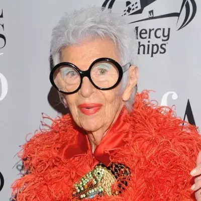 Iris Apfel stößt zum 102. Geburtstag mit Rotwein an