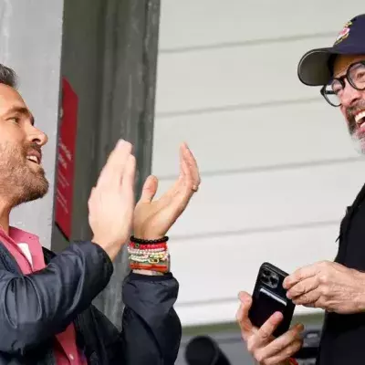 Gast in Wrexham: Hugh Jackman feuert Fußballteam von Ryan Reynolds an