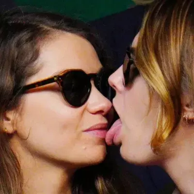 Cara Delevingne züngelt mit ihrer Freundin in Wimbledon