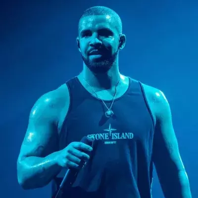 Wurfgeschoss-Attacke bei Konzert: Rapper Drake mit Handy beworfen