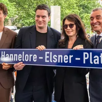 Politik und Prominenz weihen Hannelore-Elsner-Platz in Frankfurt ein