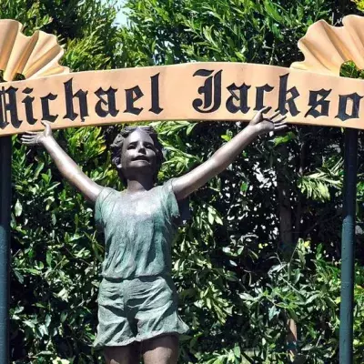 Statuen aus Michael Jacksons Neverland Ranch stehen wieder zum Verkauf