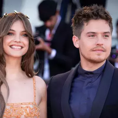 Barbara Palvin und Dylan Sprouse sind nun offiziell verlobt