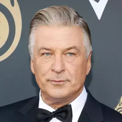 Mit Krücke: Alec Baldwin erstmals seit Hüftoperation gesichtet