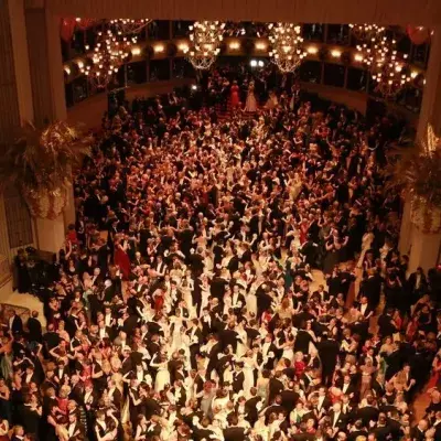 Wiener Opernball: Eitles Staatsgewalze im Dreivierteltakt