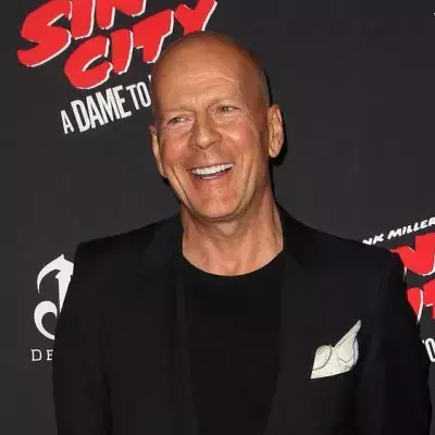 Spaß in der Achterbahn: Bruce Willis strahlt bei Familienausflug