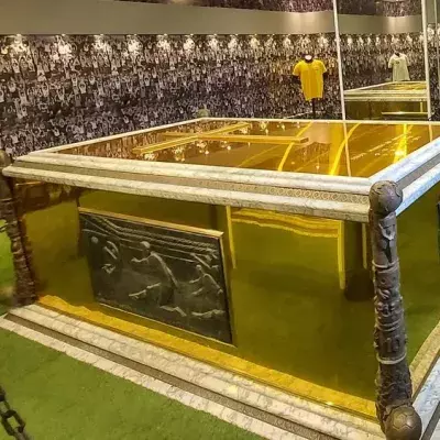 Mit Kunstrasen: Pelés Mausoleum erinnert an Fußballstadion