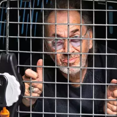 Hugo Egon Balder wirbt im Käfig gegen illegalen Hundehandel