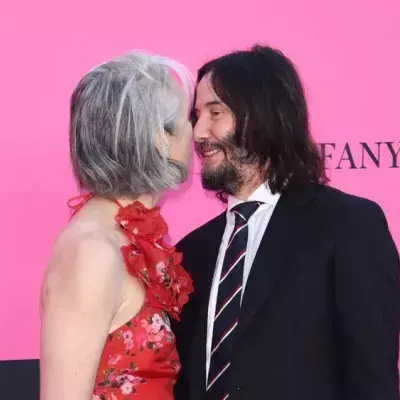 Kuss auf dem roten Teppich: Keanu Reeves zeigt sich schwer verliebt