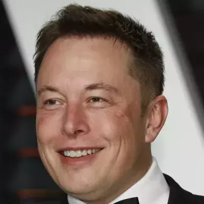 Elon Musk schläft manchmal auf einer Couch im Twitter-Büro