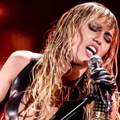 Grammy Awards 2024: Miley Cyrus soll mit "Flowers" auftreten
