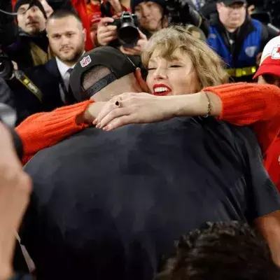 Travis Kelce steht im Super Bowl: Siegeskuss von Taylor Swift