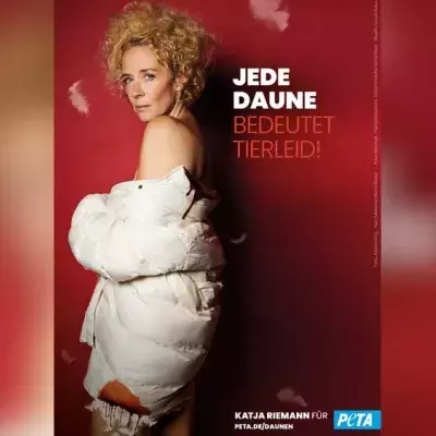 Katja Riemann kämpft mit freizügigem Foto gegen die Daunenindustrie