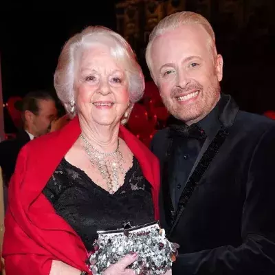 Gemeinsames Backbuch: Ross Antony ist mit Mama Vivien auf Promo-Tour