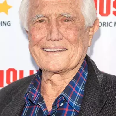 Ex-Bond George Lazenby kämpft sich nach schwerem Sturz zurück