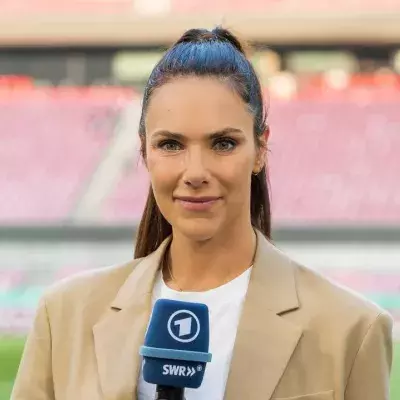 Esther Sedlaczek hat jetzt bekannt gegeben, dass sie zum dritten Mal schwanger ist. Sie erwartet einen Jungen.