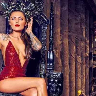Sophia zeigt viel nackte Haut.