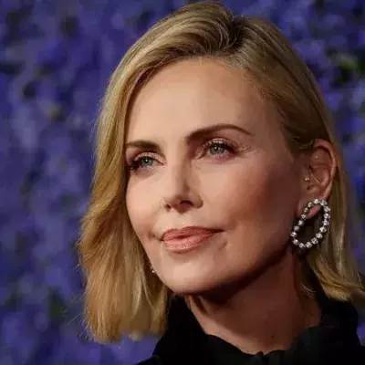 Charlize Theron traut sich: Kurzhaarschnitt und Netzkleid