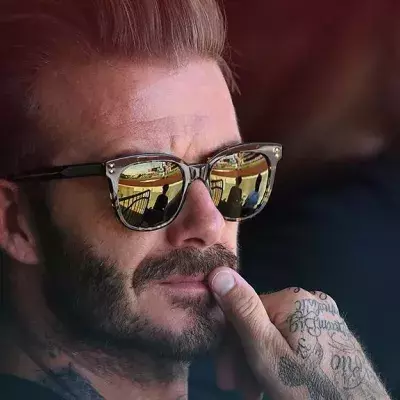 David Beckham im Pool mit Friends-Star